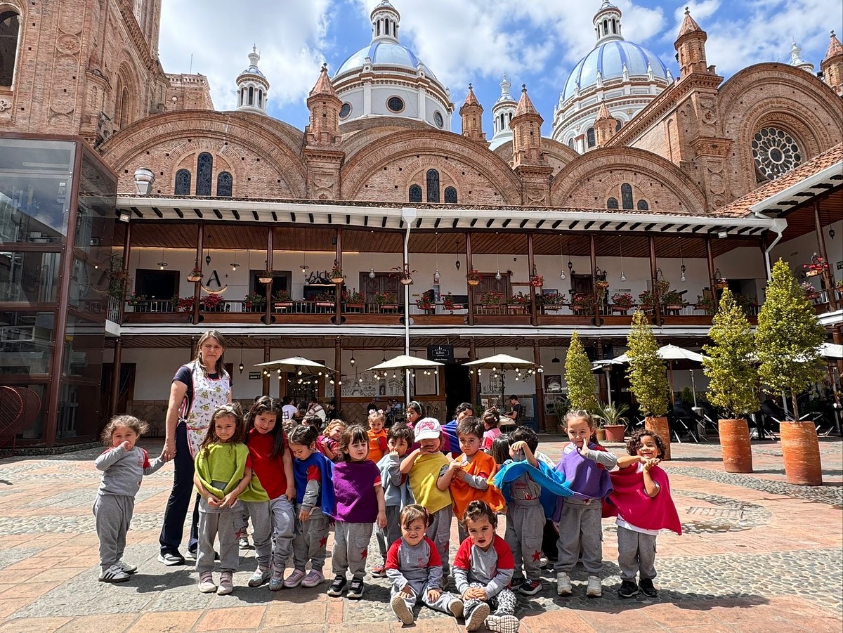 Niños en salida pedagógica por Cuenca