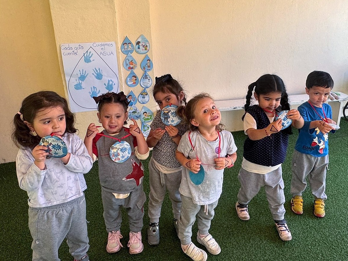 Niños mostrando trabajos